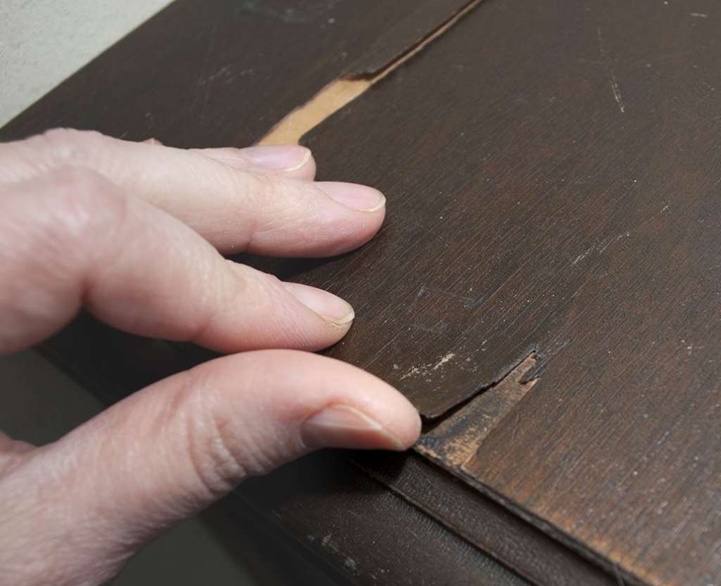 удаление царапин на деревянной мебели